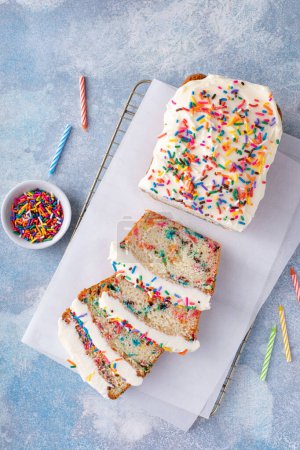 Foto de Pastel de cumpleaños pastel de pastel o funfetti pan rápido con espolvoreos y glaseado de crema de mantequilla - Imagen libre de derechos