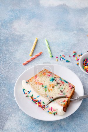 Pastel de cumpleaños pastel de pastel o funfetti pan rápido con espolvoreos y glaseado de crema de mantequilla