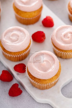 Téléchargez les photos : Cupcakes à la vanille framboise avec glaçage aux framboises tourbillonné - en image libre de droit