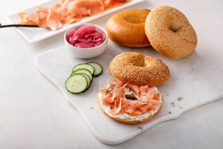 Foto de Bagels servidos con queso crema, salmón ahumado y pepino fresco, bagels de ajonjolí - Imagen libre de derechos