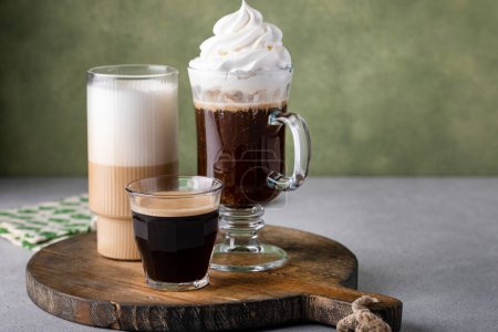 Téléchargez les photos : Variety of coffee drinks on green background, Irish coffee and cream liquor latte - en image libre de droit