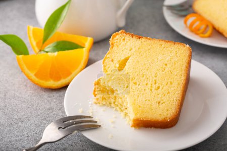 Orange Pfund Kuchen Scheibe auf einem Teller fertig zu essen, Bündel Kuchen mit Puderzucker belegt