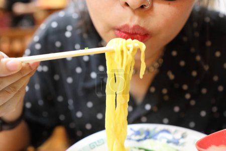 Foto de La asiática comiendo ramen en el restaurante. - Imagen libre de derechos