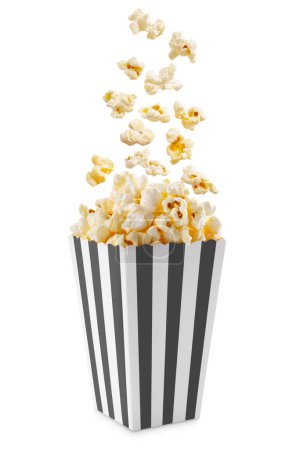 Téléchargez les photos : Popcorn volant hors de boîte en papier rayé blanc noir isolé sur fond blanc avec espace de copie. éclaboussure, lévitation des grains de maïs soufflé. - en image libre de droit