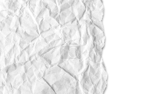 Téléchargez les photos : Texture de papier blanc froissé recyclé avec un bord déchiré isolé sur fond blanc. Fond d'écran abstrait froissé et rainuré, fond d'écran avec espace de copie, vue du dessus. - en image libre de droit