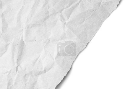 Photo pour Texture de papier blanc froissé recyclé avec un bord déchiré en diagonale isolé sur fond blanc. Fond d'écran abstrait froissé et rainuré, fond d'écran avec espace de copie, vue du dessus. - image libre de droit