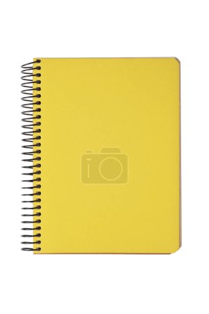 Téléchargez les photos : Bloc-notes fermé relié en spirale avec couverture jaune isolé sur fond blanc. Vue du dessus, espace de copie pour le texte, le modèle, la maquette. - en image libre de droit