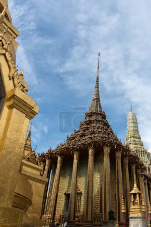 Foto de Phra Mondop en Grand Palace, Bangkok, Tailandia. Phra Mondop es una biblioteca budista que fue construida en 1789, tiene el Canon de Buda, escrituras sagradas escritas en hojas de palma. - Imagen libre de derechos