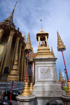 Téléchargez les photos : Le Phra Mondop et les monuments des insignes royaux de Rama IV à Wat Phra Kaew dans le Grand Palais, Bangkok, Thaïlande - en image libre de droit