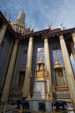 Téléchargez les photos : Architecture du temple Wat Phra Kaew ou Emerald Buddha à Grand Place, Bangkok, Thaïlande - en image libre de droit
