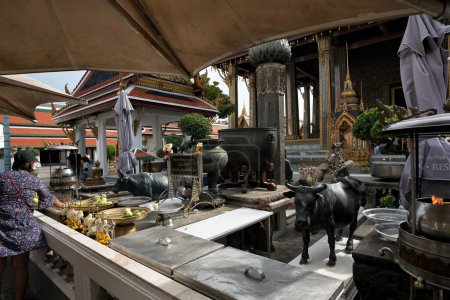 Téléchargez les photos : Activités culturelles bouddhistes à The Grand Place, Bangkok, Thaïlande - en image libre de droit