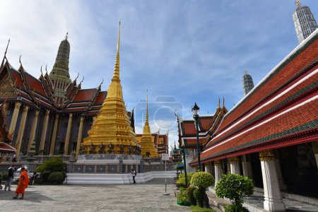 Téléchargez les photos : L'atmosphère et les visiteurs dans le temple du Grand Palais avec les visiteurs et les touristes, Grand Palais, Bangkok, Thaïlande. - en image libre de droit