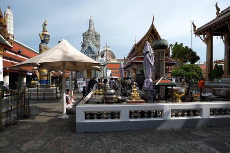 Téléchargez les photos : Activités culturelles bouddhistes à la Grand Place, Bangkok, Thaïlande - L'atmosphère et les visiteurs dans le temple du Grand Palais avec les visiteurs et les touristes, Grand Palais, Bangkok, Thaïlande. - en image libre de droit