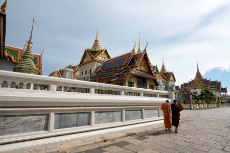 Téléchargez les photos : Activités culturelles bouddhistes à la Grand Place, Bangkok, Thaïlande - L'atmosphère et les visiteurs dans le temple du Grand Palais avec les visiteurs et les touristes, Grand Palais, Bangkok, Thaïlande. - en image libre de droit