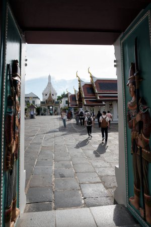 Téléchargez les photos : Activités culturelles bouddhistes à The Grand Place, Bangkok, Thaïlande. L'atmosphère et les visiteurs dans le temple du Grand Palais avec les visiteurs et les touristes, Grand Palais, Bangkok, Thaïlande. - en image libre de droit
