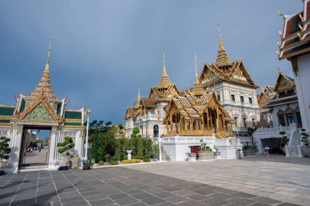 Téléchargez les photos : Phra Thinang Aphorn Phimok Prasat du Grand Palais, Bangkok, Thaïlande. Le pavillon a été construit par le roi Rama IV comme un pavillon de cordage pour le roi de changer ses regalia en entrant dans les locaux de Maha Prasat
. - en image libre de droit