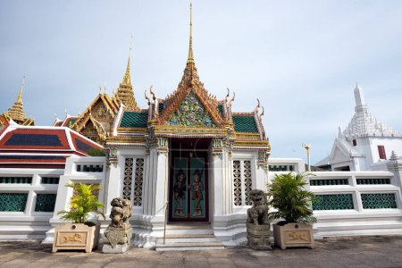 Téléchargez les photos : Phra Thinang Aphorn Phimok Prasat du Grand Palais, Bangkok, Thaïlande. - Le pavillon a été construit par le roi Rama IV comme un pavillon de cordage pour le roi de changer ses regalia en entrant dans les locaux de Maha Prasat. - en image libre de droit
