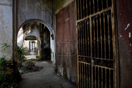 Corridor vintage dilué dans la ville minière abandonnée de Jalan Papan, dans la banlieue de la ville de Pusing, Perak, Malaisie - Le patrimoine oublié du village papan avec une histoire cachée de la Seconde Guerre mondiale.