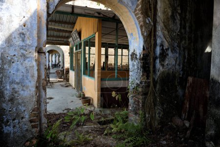 Dilapidado corredor vintage en la abandonada ciudad minera de estaño de Jalan Papan en las afueras de la ciudad de Pusing, Perak, Malasia - La herencia olvidada de la aldea papan con una historia oculta de la Segunda Guerra Mundial.