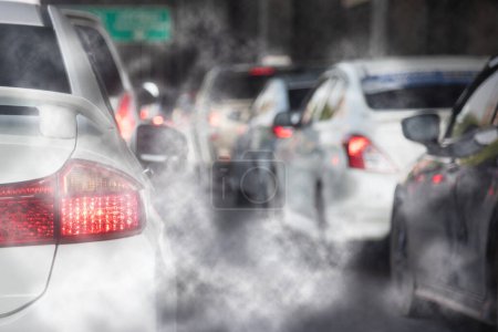 Luftverschmutzung durch den Autoverkehr in der Stadt. Verringerung der Umweltverschmutzung durch die Erderwärmung und des Kohlendioxids aus der Verbrennung von Motoren.