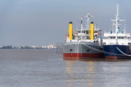 Foto de Dos grandes barcos atracados en el puerto. - Imagen libre de derechos