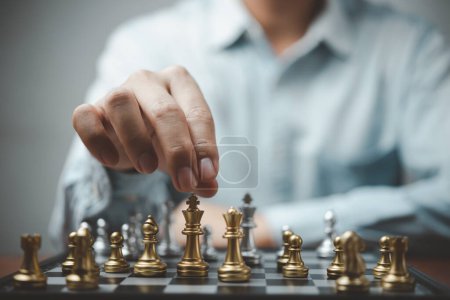 Planowanie strategiczne i cele sukcesu pomysł biznesowy. Biznesmen patrzący na szachy na planszy.