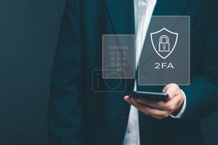 Verbesserung der Cybersicherheit durch 2FA-Zwei-Faktor-Authentifizierung, Login-Sicherheit, User ID Protection und Verschlüsselung, um Cyber-Hacker zu vereiteln. Geschäftsmann hält mobiles Internet-Online-Netzwerk.