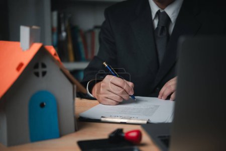 Professionelle Immobilienmakler unterzeichnen Dokumente oder Verträge, die den Kauf eines Eigenheims autorisieren. Versicherungs- oder Hausrecht