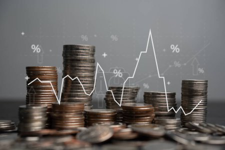 Stapeln von Münzen werden einem digitalen Diagramm gegenübergestellt, das die Inflationstendenzen des Wirtschaftswachstums und die Finanzplanung symbolisiert. Das Bild fängt die Essenz von Investitionswachstum und Marktanalyse ein.