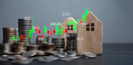 Análisis de Inversión Inmobiliaria. monedas y casas de madera con una superposición gráfica bursátil que representa las tendencias del mercado inmobiliario y financia propiedades.