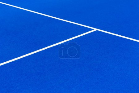 Téléchargez les photos : Terrain de paddle tennis bleu. Cour bleue avec lignes blanches. Affiche de sport horizontale, cartes de vœux, en-têtes, websit - en image libre de droit