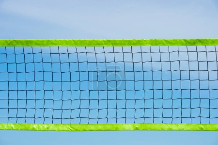 Red de voleibol playa y tenis playa sobre fondo azul cielo. Concepto deportivo de verano. Cartel de tema deportivo horizontal, tarjetas de felicitación, encabezados, sitio web y aplicación