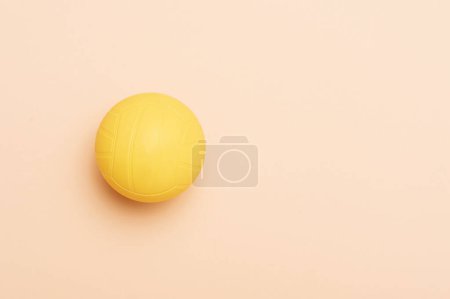 Téléchargez les photos : Spike ball game boule jaune sur fond de couleur chameau. Affiche de thème de sport horizontal, cartes de vœux, en-têtes, site Web et application - en image libre de droit