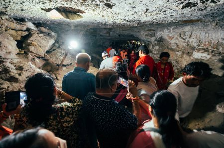 Foto de Pokhara, Nepal - 15-abr-2023: Turistas y lugareños visitan la cueva de Mahendra, una gran cueva de piedra caliza cerca de la ciudad de Pokhara, Nepal - Imagen libre de derechos