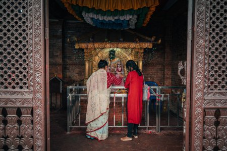 Foto de Pokhara, Nepal - 15-abr-2023: El pueblo nepalí se reúne en el Templo Bindhyabasini en Pokhara para celebrar Navavarsha (Evento de Año Nuevo nepalí) y realizar rituales Puja, ofreciendo oraciones a sus dioses. - Imagen libre de derechos