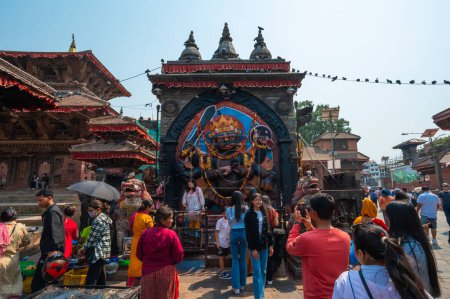Foto de Katmandú, Nepal - 17-abr-2023: Personas que visitan y adoran Kaal Bhairav, un santuario hindú ubicado en la Plaza Durbar de Katmandú, Patrimonio de la Humanidad por la UNESCO. - Imagen libre de derechos