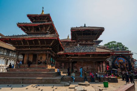 Foto de Katmandú, Nepal - 17-abr-2023: Personas que visitan y adoran Kaal Bhairav, un santuario hindú ubicado en la Plaza Durbar de Katmandú, Patrimonio de la Humanidad por la UNESCO. - Imagen libre de derechos