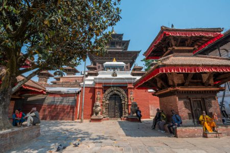 Foto de Katmandú, Nepal - 17-abr-2023: Personas que visitan el Templo Taleju Bhawani, Situado en la Plaza de Katmandú Durbar, Patrimonio de la Humanidad por la UNESCO en Katmandú. - Imagen libre de derechos