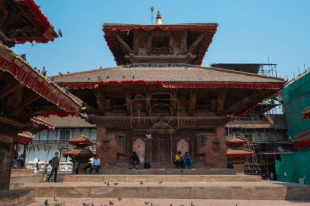 Foto de Katmandú, Nepal - 17-abr-2023: Un paisaje del templo de Jagannath, un monasterio budista ubicado en la plaza Durbar de Katmandú, con turistas y lugareños visitando en un día soleado. - Imagen libre de derechos