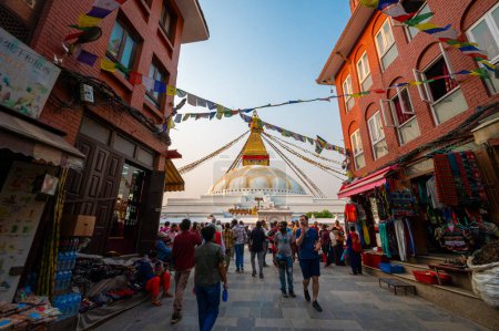 Foto de Katmandú, Nepal - 17-abr-2023: Personas y lugareños visitan Boudhanath, una estupa en Katmandú, Nepal. Su enorme mandala lo convierte en una de las estupas esféricas más grandes de Nepal y del mundo. - Imagen libre de derechos