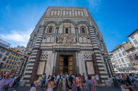 Foto de Florencia, Italia - 5 de septiembre de 2022: Los turistas que visitan la Catedral de Florencia (Duomo di Firenze) y el Baptisterio de San Juan en un día soleado en Florencia, Italia - Imagen libre de derechos