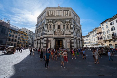 Foto de Florencia, Italia - 5 de septiembre de 2022: Los turistas que visitan la Catedral de Florencia (Duomo di Firenze) y el Baptisterio de San Juan en un día soleado en Florencia, Italia - Imagen libre de derechos