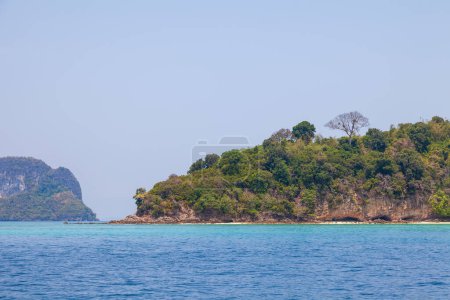 Foto de Isla de bambú en Tailandia, mar andaman. viajar durante las vacaciones a los países calientes de Asia. - Imagen libre de derechos