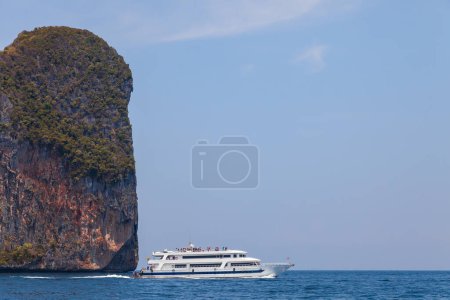 Foto de Isla y barco en Tailandia andaman mar. viajar durante las vacaciones a los países calientes de Asia. - Imagen libre de derechos