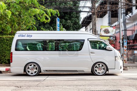 Foto de Tailandia, Phuket - 03.31.23: Toyota Commuter Hiace blanco con grandes ruedas de aleación en la carretera de la ciudad con el tráfico. - Imagen libre de derechos