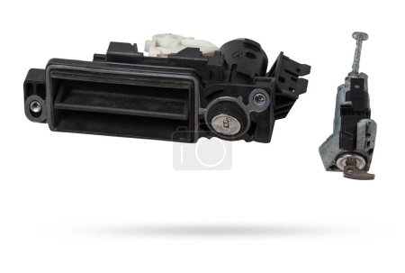 Detail eines Autoersatzteils aus schwarzem Kunststoff und Metall - Schlüssellochschloss mit Schlüssel zum separaten Öffnen des Kofferraums, isoliert auf weißem Hintergrund. Reparatur in einer Autowerkstatt, Verkauf von Ausrüstung.