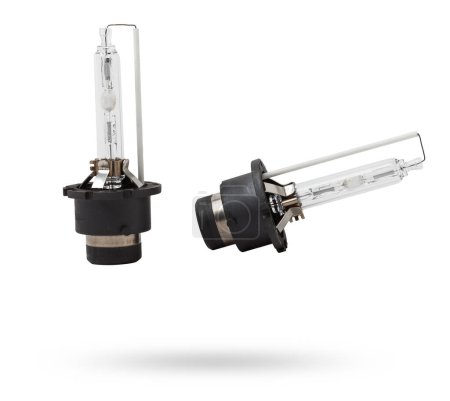 Xenon ist eine neue Lampe für Autoscheinwerfer auf weißem Hintergrund. Gasentladungsleuchten Xenon ist eine neue Lampe für Autoscheinwerfer. Gebrauchtwagen-Ersatzteilkatalog vom Schrottplatz.