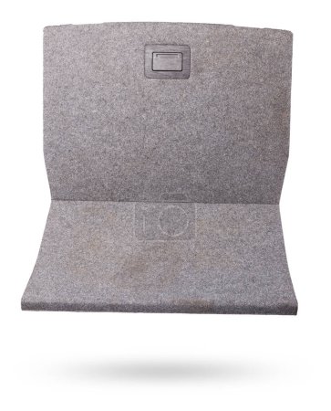 Stoffverkleidung des Kofferraumbodens eines grauen Autos mit einem Kunststoffclip als separatem Teil auf weißem, isoliertem Hintergrund in einem Fotostudio zum Verkauf oder Austausch von Material in einem Autostudio.