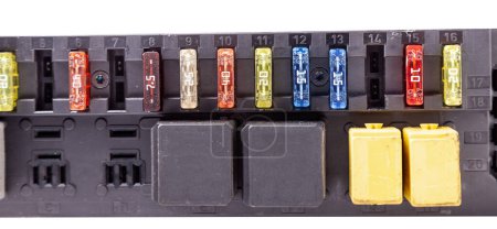 Automotive Sicherungen Box in verschiedenen Farben und jede Farbe ist für den spezifischen Wert des Schutzes in Ampere definiert verantwortlich. Ersatzteilkatalog.