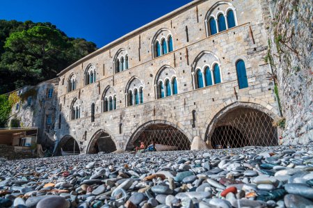 Foto de Antigua abadía de San Fruttuoso en el pequeño pueblo de samename en la Riviera italiana - Imagen libre de derechos